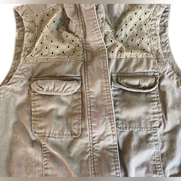 Candies olive green vest with zipper and pull tie and pockets Size M women’s - Picture 3 of 11